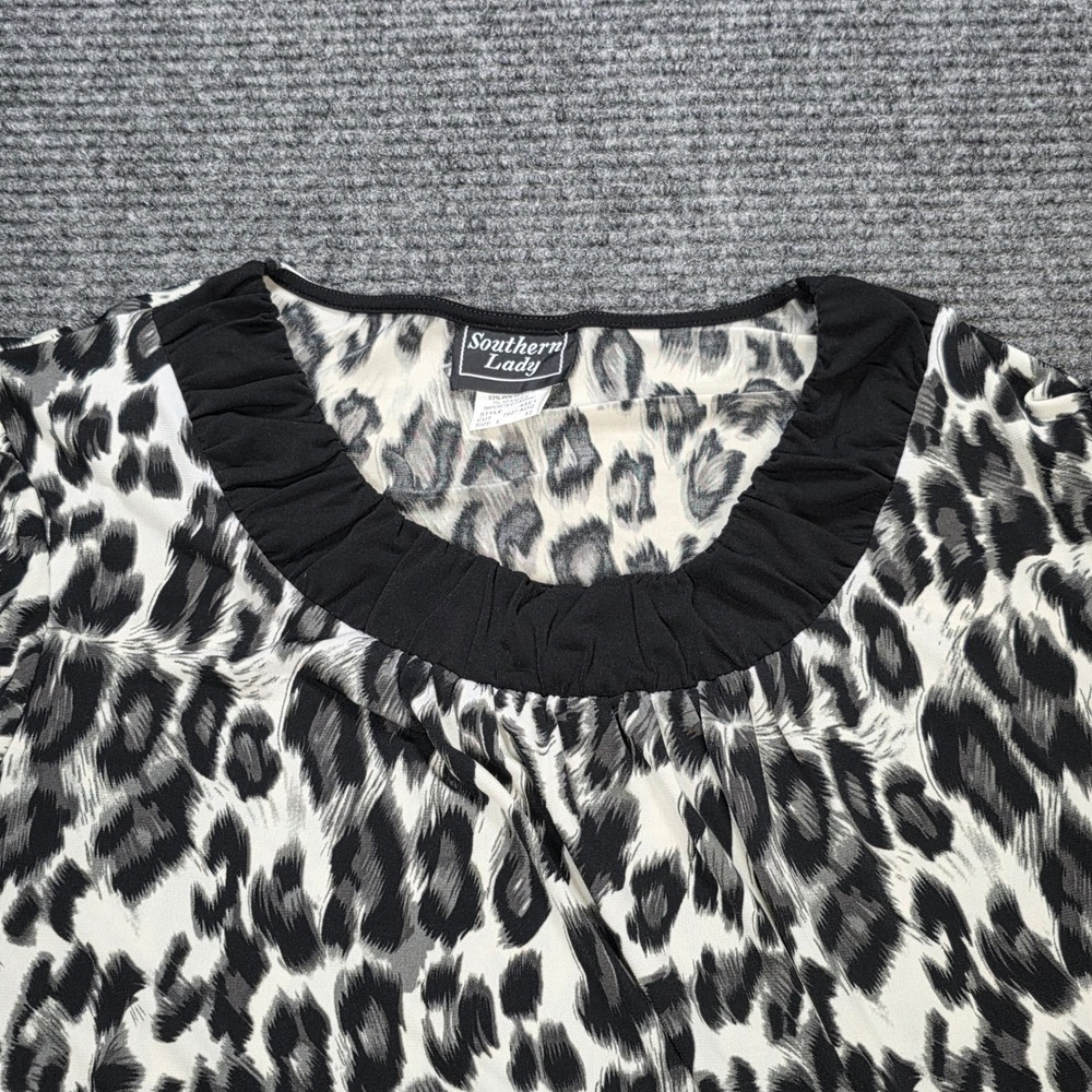 Southern Lady Leopard Print Blouse Women's Size L Grey Black Pleated Scoop Neck - Picture 7 of 7